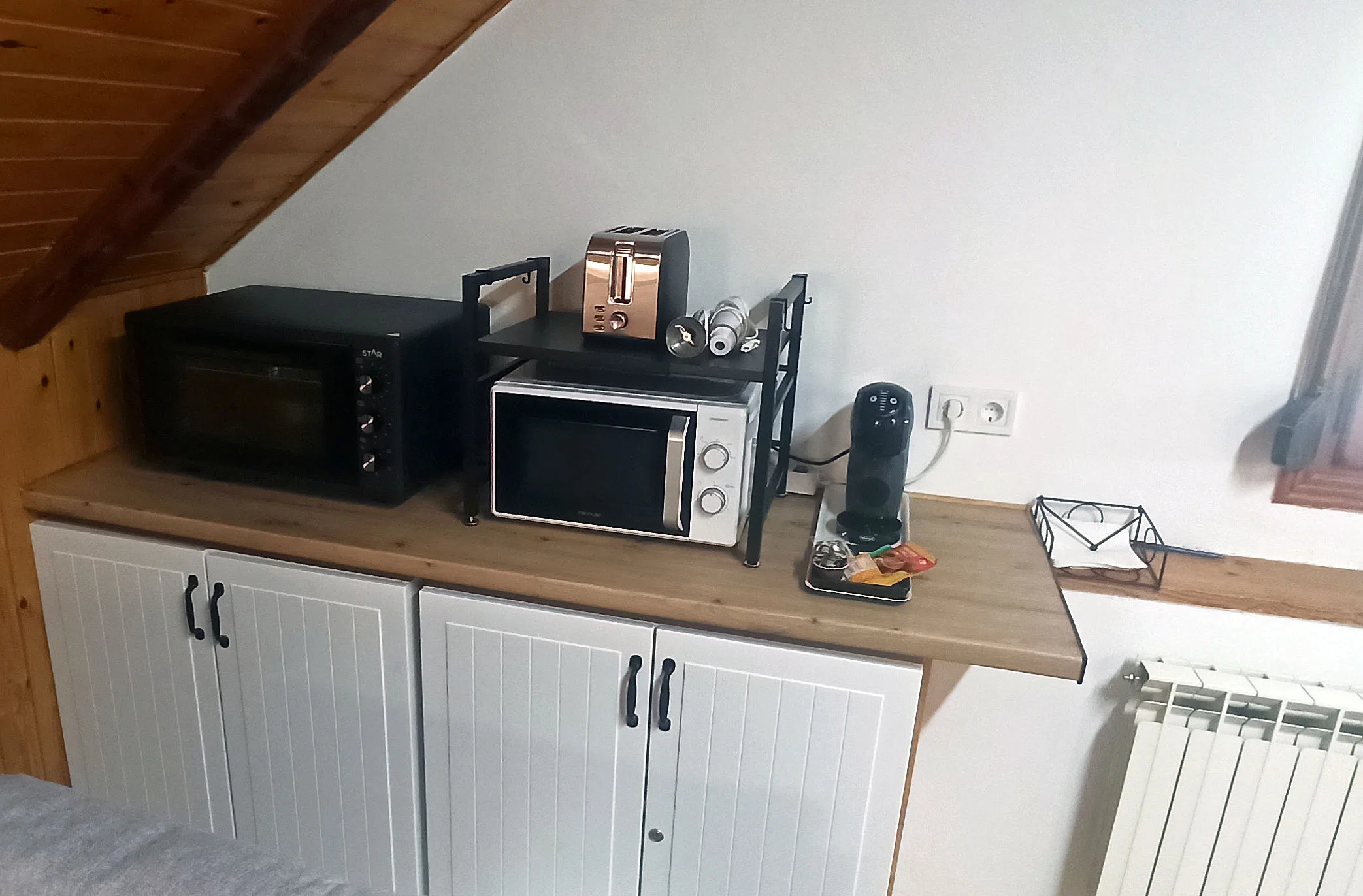Encimera de la cocina con horno, microondas y cafetera