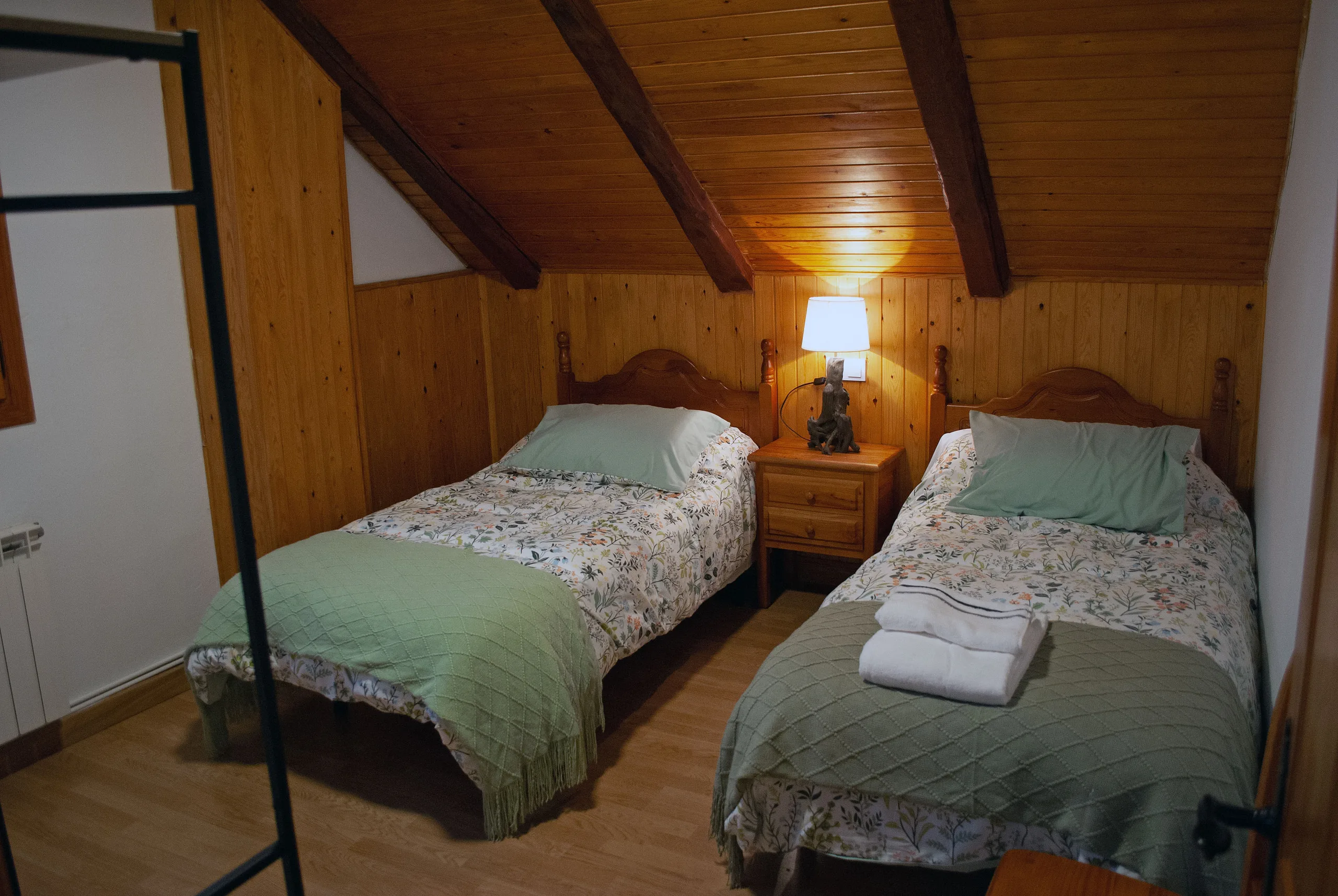 Segundo dormitorio con dos camas individuales y toallas preparadas