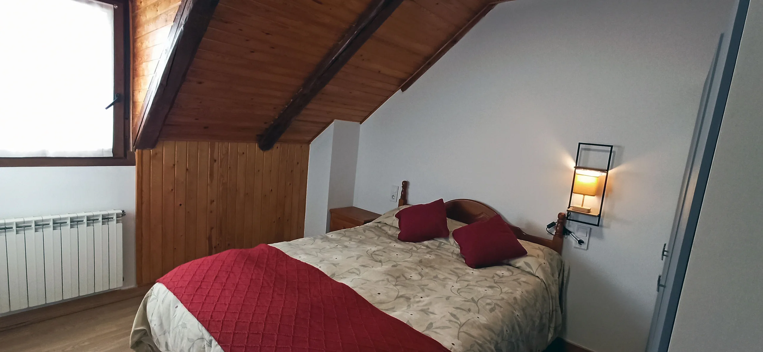 El dormitorio principal desde el otro lado, con la ventana de la buhardilla