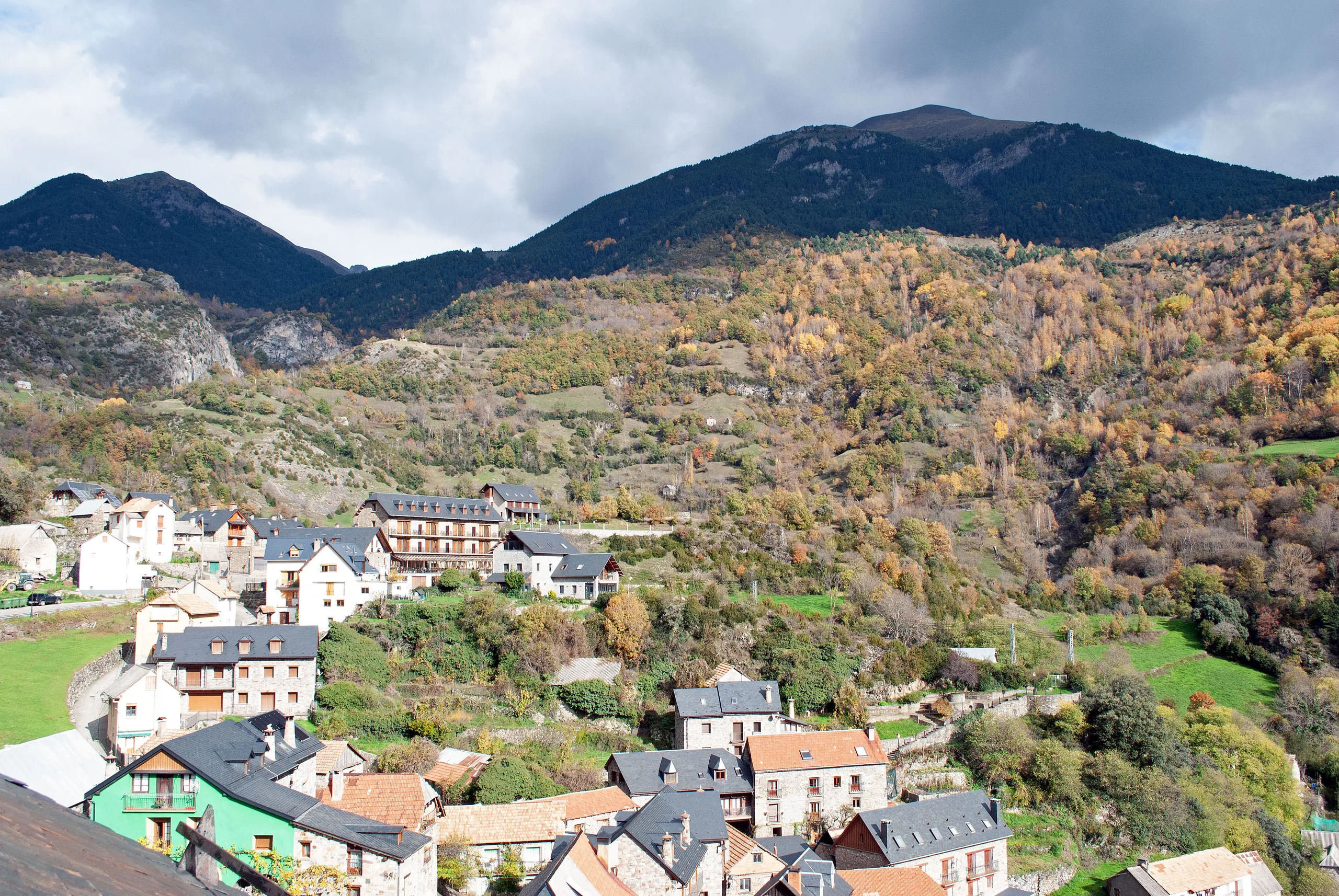San Juan de Plan y las montañas del valle desde el otro lado de la ladera