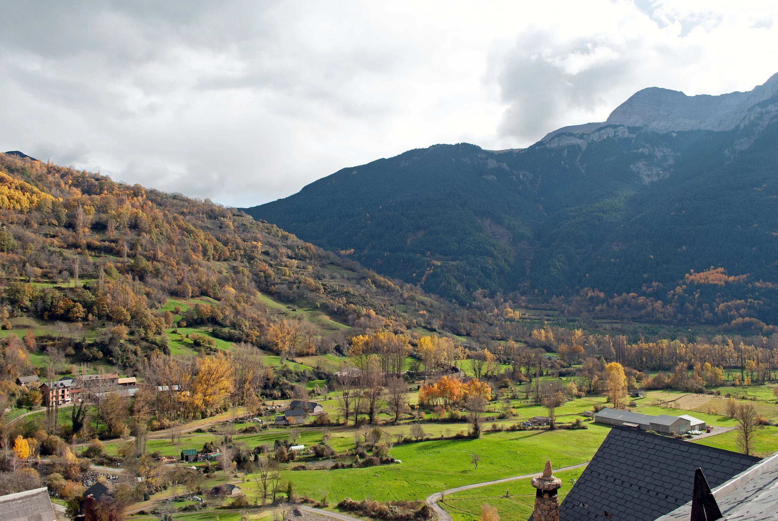 El valle de Chistau en otoño, con los prados de siega y las laderas boscosas